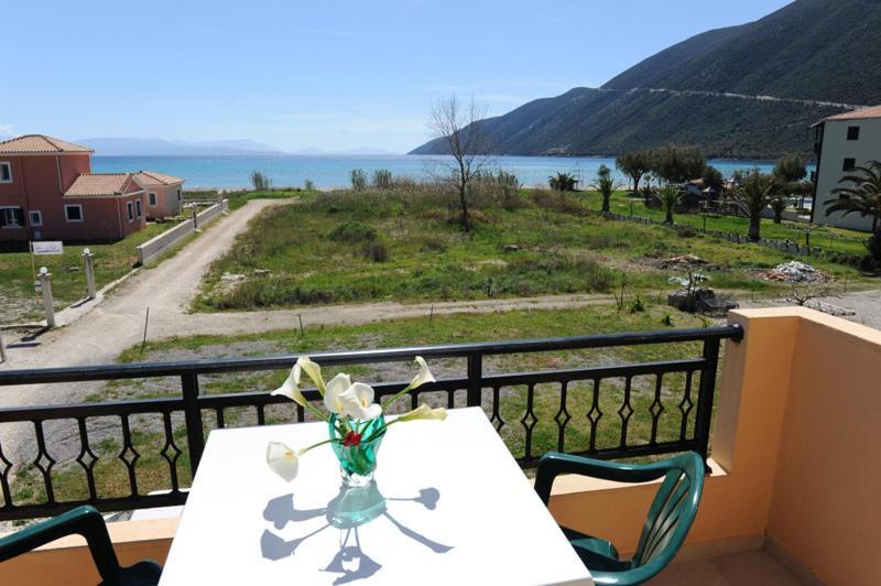 Calypso Luxury Studios Vasiliki  Ruang foto